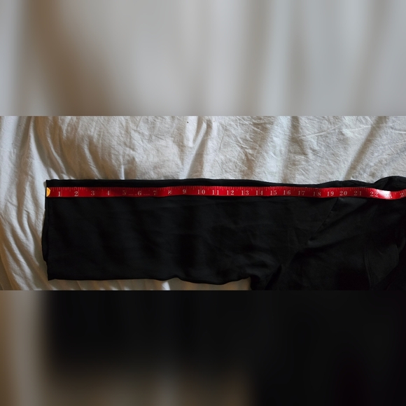 CDN! Artizan Québec Robin Barré; Size Large; Must-Have V-Neck Fashion Top; Black - Picture 13 of 16